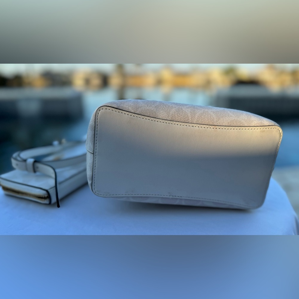 White Coach Bucket Bag with matching wallet - excellent condition - Picture 14 of 15